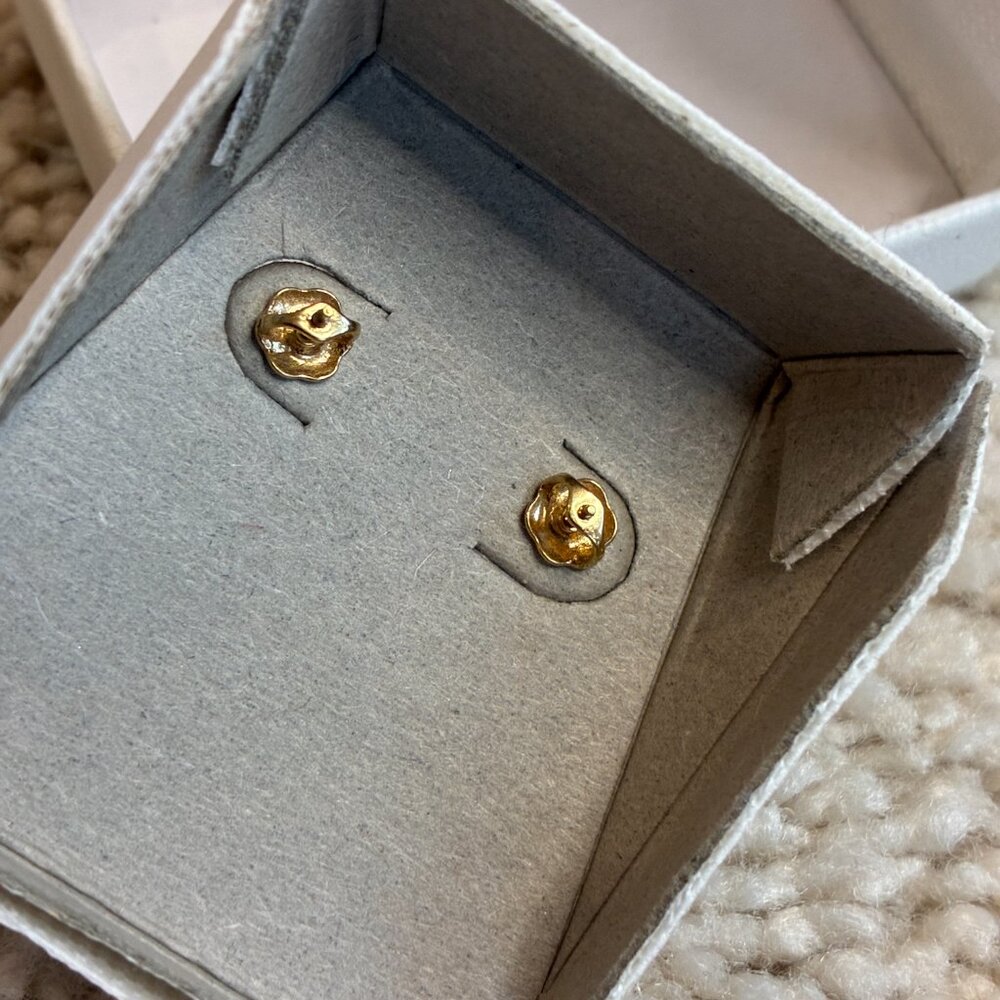 Ultra Freshwater Pearl with 14K Yellow Gold Locking Back 4mm in White Hard Box - Picture 8 of 13